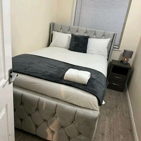 Lovely 2-Bed Apartment In Knowle 索利赫尔 外观 照片