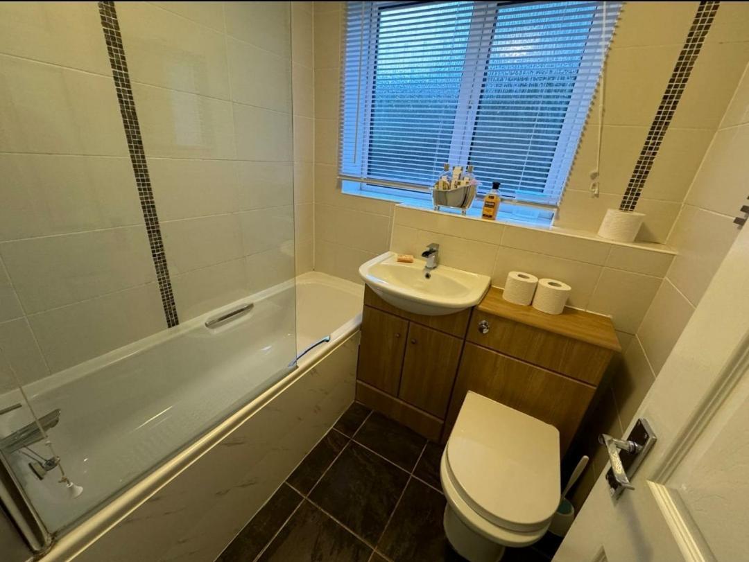 Lovely 2-Bed Apartment In Knowle 索利赫尔 外观 照片