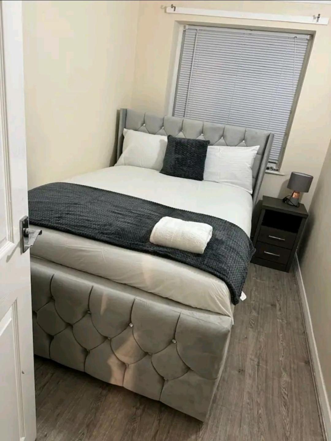 Lovely 2-Bed Apartment In Knowle 索利赫尔 外观 照片