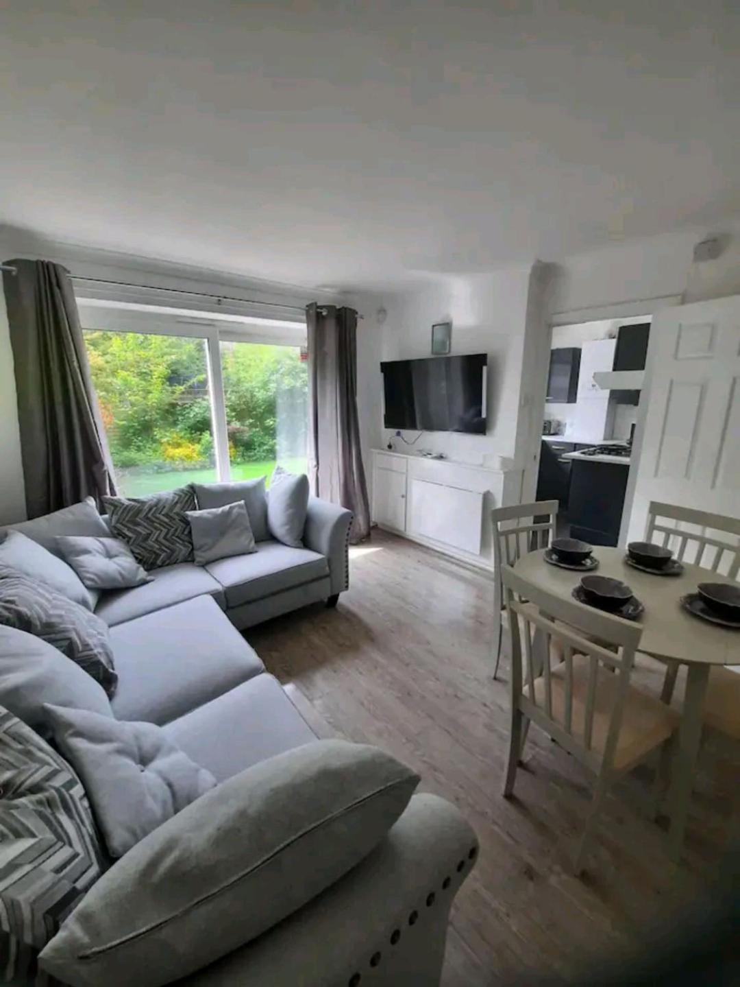 Lovely 2-Bed Apartment In Knowle 索利赫尔 外观 照片